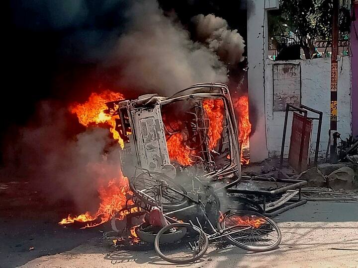 Munger: A vehicle in flames after it was set on fire by an angry mob during a protest over recent police firing during a Durga Puja event, in Munger, Thursday, Oct 29, 2020. (PTI Photo) 