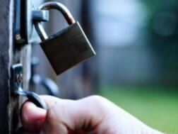 How To Get Out Of A Room That's Jam-Locked From Inside? Know Some Tips For Handling The Crazy Situation!