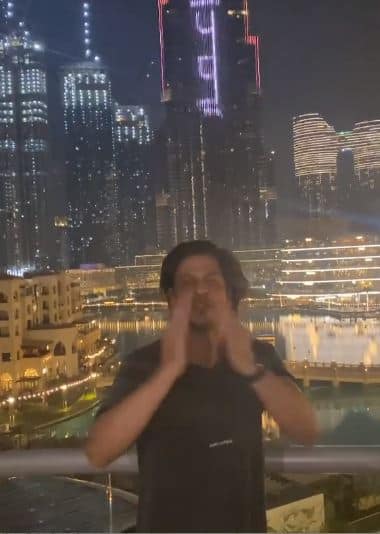 SRK enjoying his moment at the birthday bash