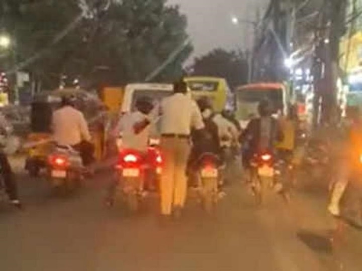 WATCH| Hyderabad Cop Runs 2 Km To Clear Traffic Jam For An Ambulance, Netizens Laud The Efforts WATCH| Hyderabad Cop Runs 2 Km To Clear Traffic Jam For An Ambulance, Netizens Laud The Effort