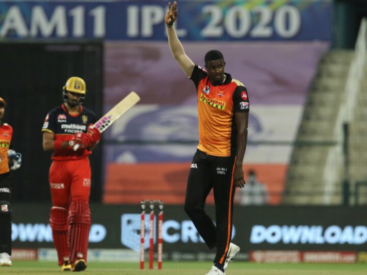 RCB vs SRH IPL T20 Eliminator UAE Match Highlights 1st Innings Report Bangalore vs Hyderabad Match Today IPL 2020 Eliminator, RCB vs SRH: Jason Holder Picks Three As Hyderabad Restrict Bangalore To Paltry 131/7 At Abu Dhabi