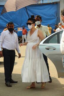 PHOTOS: Mommy-To-To Kareena Kapoor Khan Flaunts BABY BUMP Slaying In Her White Maternity Dress!