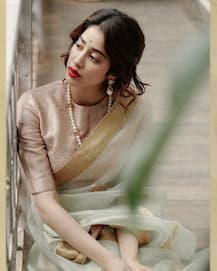 IN PICS: Janhvi Kapoor Looks Surreal In The 1950s Look, Aces The Yesteryear Fashion
