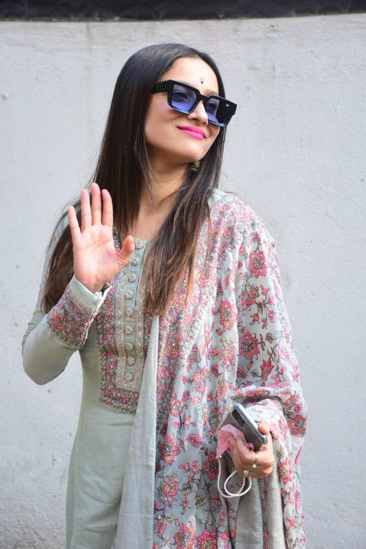 Ankita's beautiful kalamkari dupatta added beauty to her look. She waved at the shutterbugs while posing for the camera.
