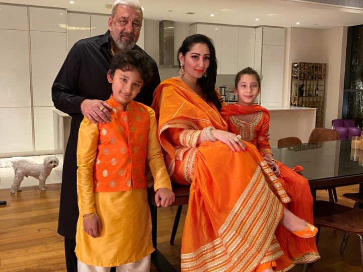 Diwali 2020: Sanjay Dutt Shares PIC With Wife Maanayata & Kids, Pet Dog Photobombsbs Diwali 2020: Sanjay Dutt Shares Adorable PIC With Wife Maanyata & Kids From Their Celebrations