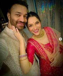 'SSR Ko Bhul Gaye'? Ankita Lokhande Trolled For Posting Happy Pictures With Boyfriend Vicky Jain!