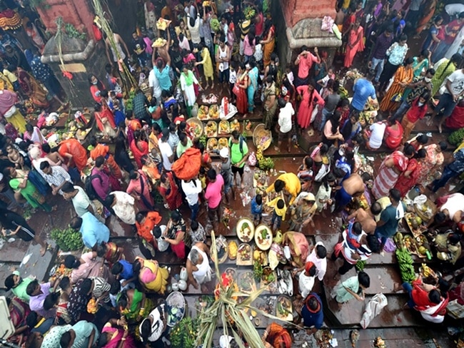 Chhath Puja 2021:  170 ghats across Kolkata for Chhath Puja, ban on worship ANN Chhath Puja 2021: छठ पूजा के लिए कोलकाता भर में 170 घाट, झील में पूजा पर प्रतिबंध रहेगा जारी