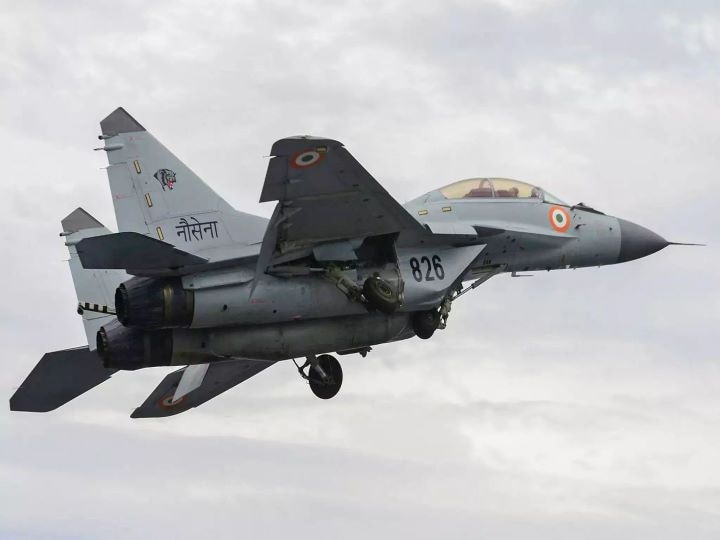 Indian Navy's MiG-29K Trainer Aircraft Crashes Into Arabian sea; 1 Pilot Rescued, Another Missing Indian Navy's MiG-29K Trainer Aircraft Crashes Into Arabian Sea; 1 Pilot Rescued, Another Missing