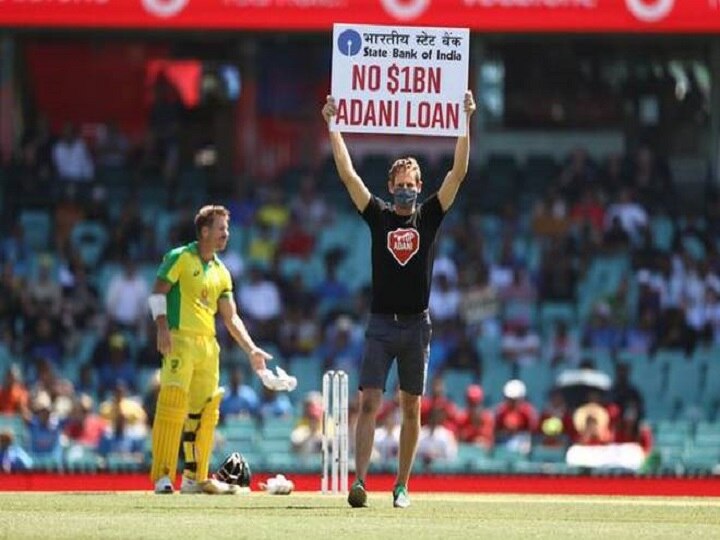 IND vs AUS 1st ODI Stop Adani Protests Security At SCG Comes Under Fire As Spectators Interrupt Play IND vs AUS, 1st ODI: Security At SCG Comes Under Fire As Spectators Interrupt Play With ‘Stop Adani’ Protest