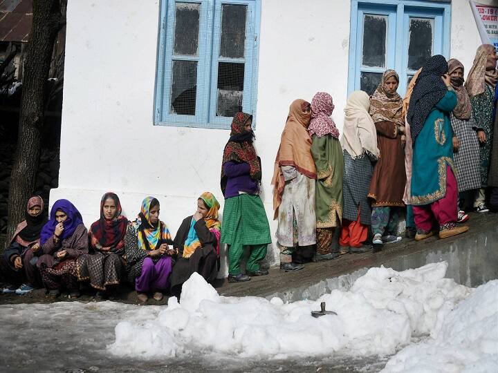 Enthusiasm among the voters was witnessed in all the 43 DDC constituencies which went to polls today including 25 in Kashmir and 18 in Jammu region. (Image: PTI)
