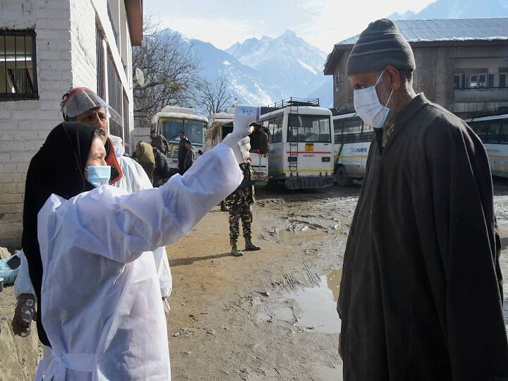 Barring a minor stone-pelting incident in Kulgam district of south Kashmir, the overall polling concluded peacefully with voters showing enthusiasm despite the morning chill. (Image: PTI)
