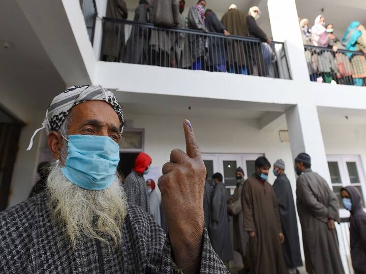 The election is witnessing a triangular contest among the People's Alliance for Gupkar Declaration (PAGD), an amalgam of parties that are seeking restoration of Article 370, the BJP and the Apni Party floated by former finance minister Altaf Bukhari. (Image: PTI)