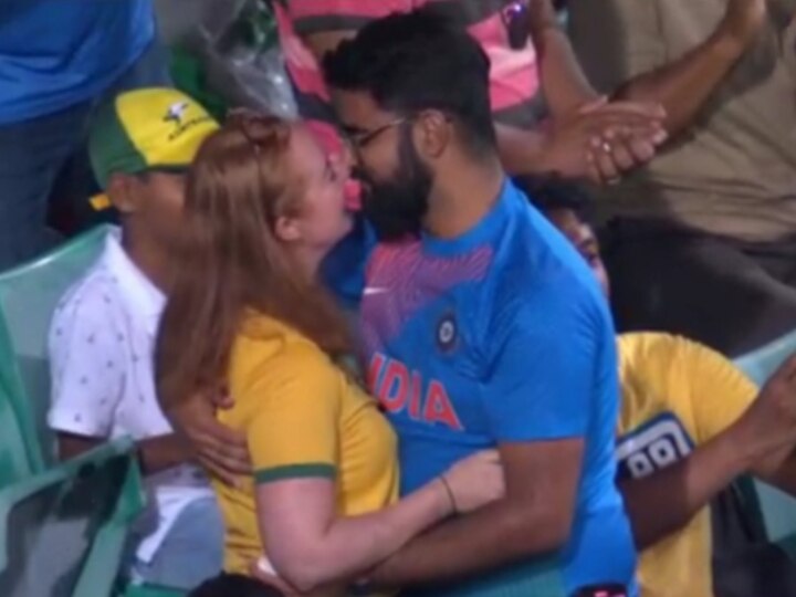 India vs Australia, 2020: Guy Proposes Girlfriend During Ind vs Aus Match, Cricketers Applaud Watch: Love Takes Center Stage Amid Cricketing Action! Guy Proposes To Girlfriend During Ind vs Aus 2nd ODI