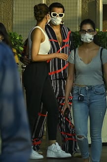 IN PICS: Deepika Padukone Gives Hubby Ranveer Singh A Kiss Before Leaving For Shoot With Siddhant Chaturvedi