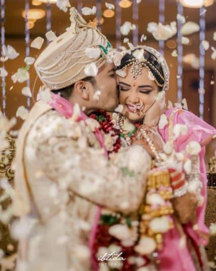 Aditya and Shweta tied the knot at the ISKON temple in Mumbai. The couple wore matching ivory and pink outfits.