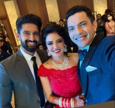 TV actor Ravi Dubey posing with the newlyweds