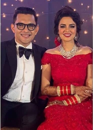 The couple chose to wear the perfect combination of Red and Black. While Aditya looked dapper in a black suit with bow tie, his wife Shweta looked beautiful in a shimmery red gown.