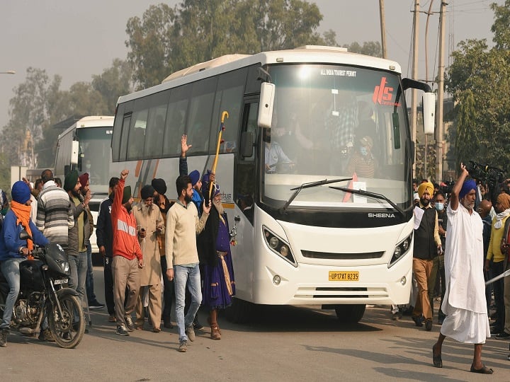 New Delhi: Farmers raise slogans as buses carrying their representatives leave for talks with the Central government, during their ongoing agitation at the Singhu border, in New Delhi. (Image: PTI)
