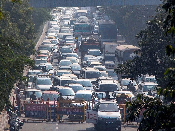 Watch Out! Rearview Mirror In Bikes And Rear Seatbelts In Cars Mandatory; West Delhi Traffic Cops Out To Catch Violators Watch Out! Rearview Mirror In Bikes And Rear Seatbelts In Cars Mandatory; West Delhi Traffic Cops Out To Catch Violators