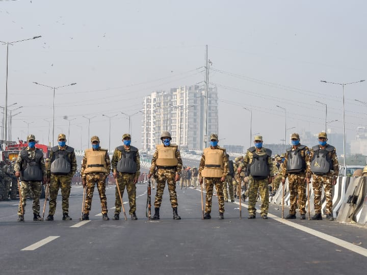 Security has been tightened at the Delhi-Meerut highway to stop farmers in their protest. Image (PTI)