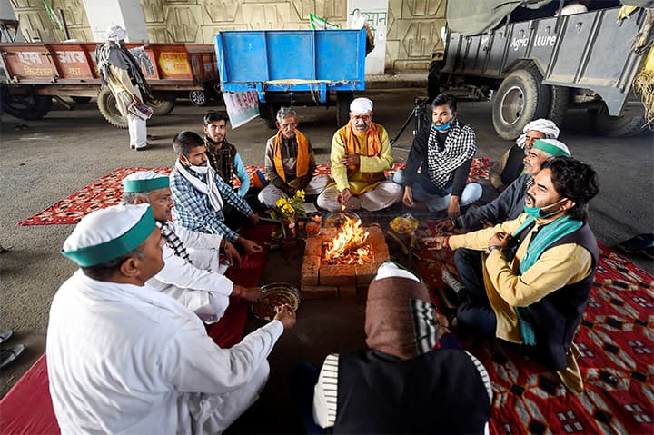 Farmers perform 'hawan' during their protest against the new farm laws, at Delhi-UP border near Ghazipur. Image (PTI)