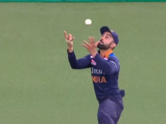 Virat Kohli's shell-shocked expression during Australia's innings sparks  meme fest on Twitter