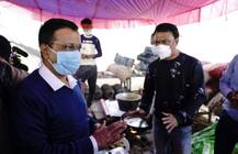 To Bolster Anti-Modi Campaign, Kejriwal Meets Farmers At Singhu Border After Issuing Gazette Notification