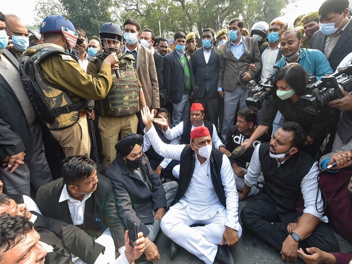 Akhilesh Yadav Detained For Sit-In Protest In UP; Write Letter To LS Speaker On Breach Of Privilege Akhilesh Yadav Detained For Sit-In Protest In UP; Writes Letter To LS Speaker On Breach Of Privilege