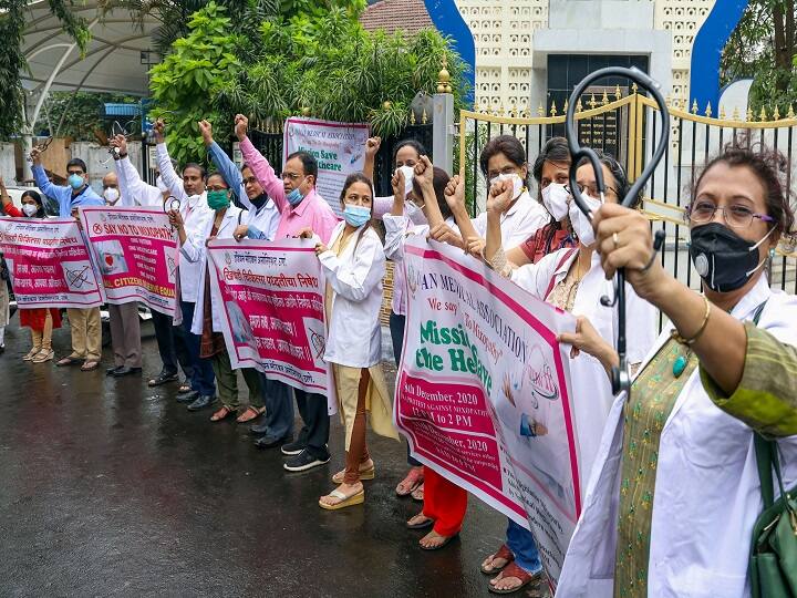 Doctors hold banners during their strike, demanding the withdrawal of CCIM notification, in Thane. Meanwhile, Maharashtra kept the dispensaries, OPDs and clinics shut for some time on Friday in support of the organisation's call for protest against the Centre's move allowing post-graduate Ayurveda practitioners to be trained in performing surgical procedures. (Image: PTI)