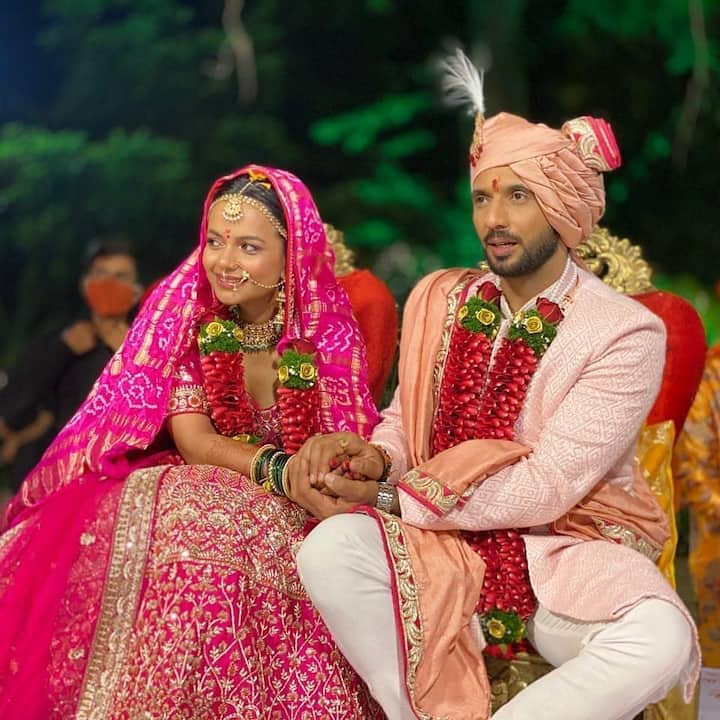1. Popular choreographer and 'Khatron Ke Khiladi 9' winner Punit Pathak recently got married to his fiancée Nidhi Moony Singh on December 11.