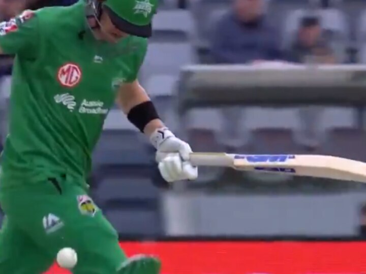 Big Bash League 2020: Melbourne Stars' Batsman Nick Larkin Tries To Take Quick Single With Ball Entangled In His T-Shirt Big Bash 2020: Melbourne Stars' Batsman Tries To Take Quick Single With Ball Entangled In His T-Shirt