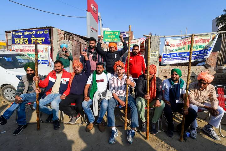Thousands of men have been camping at various border points of Delhi for over two weeks against the three farm bills. While several rounds of high level talks between farmers and government representatives have been held, yet the issues remains inconclusive. (Image Source: PTI)