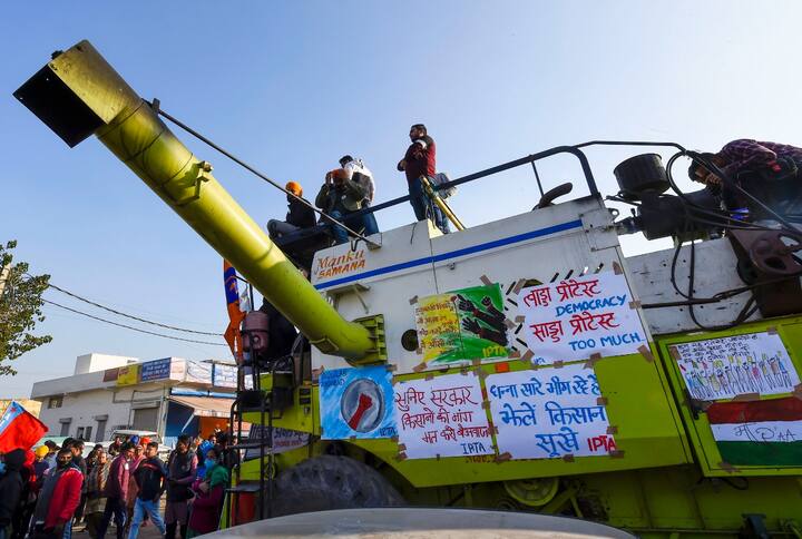 Earlier today, the security personnel put barricades near Jaisinghpur-Khera border (Rajasthan-Haryana border), where farmers gathered tp protest against the centre. (Image Source: PTI)