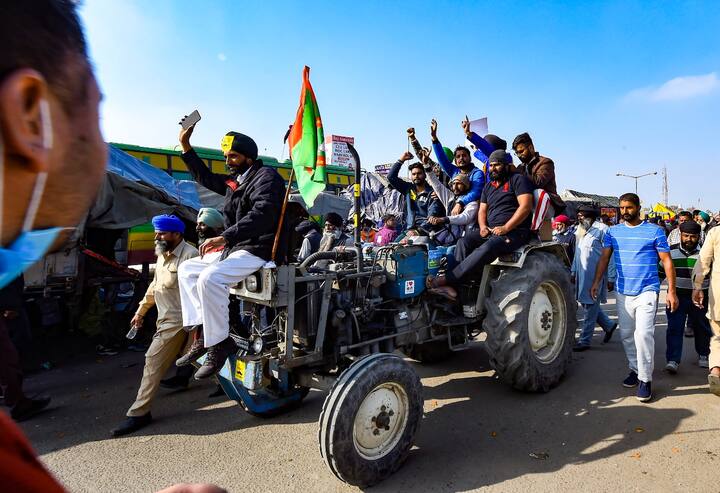 Thousands of farmers began a tractor march today from Shahjahanpur in Rajasthan and blocked Jaipur-Delhi main road.  One highway was opened as farmers removed blockade from the Delhi-Noida border at Chilla. (Image Source: PTI)