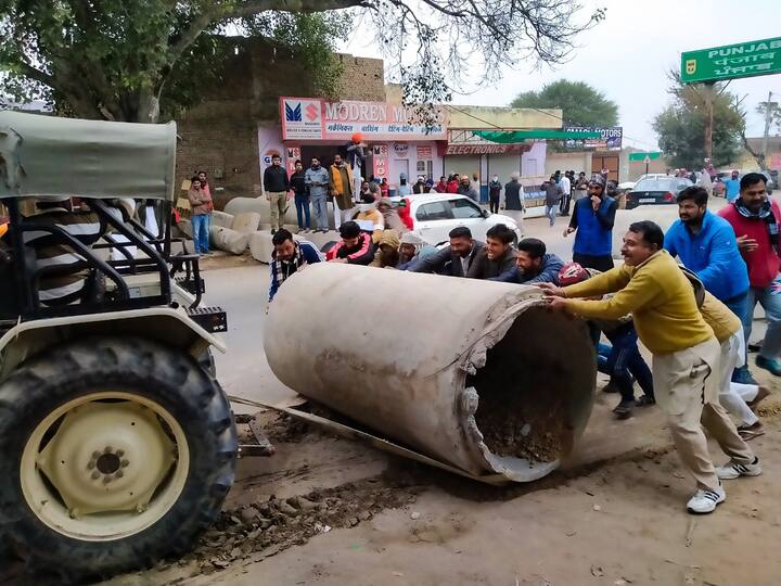 The protesters are waiting for more farmers to arrive from Rajasthan in order to begin their march towards the national capital. (Image Source: PTI)