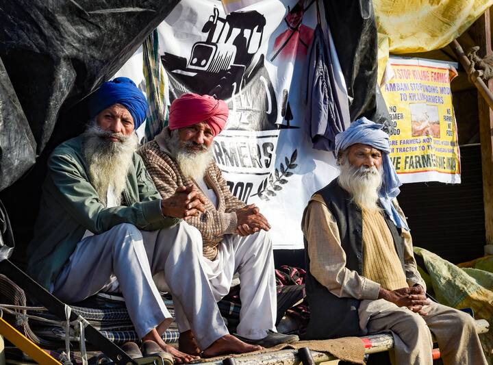 Farmer leader Gurnaam Singh Chidoni has announced that farmers will be on one-day hunger strike from 8 am to 5 pm during a nationwide protest on December 14. Dharnas will be held at all district headquarters. (Image Source: PTI)