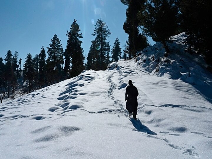 Kashmir Receives First Major Snowfall; MeT Predicts Heavy Snowfall And Rain In Next 3 Days Kashmir Receives First Major Snowfall; MeT Predicts Thunderstorm, Heavy Rain In Next 3 Days