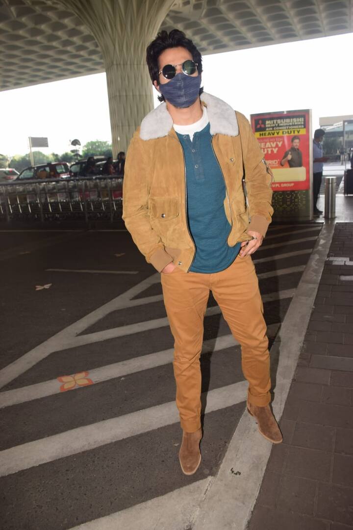The 'Kalank' actor was seen in a stylish avatar at the Mumbai airport. His airport look is already making waves on social media.
