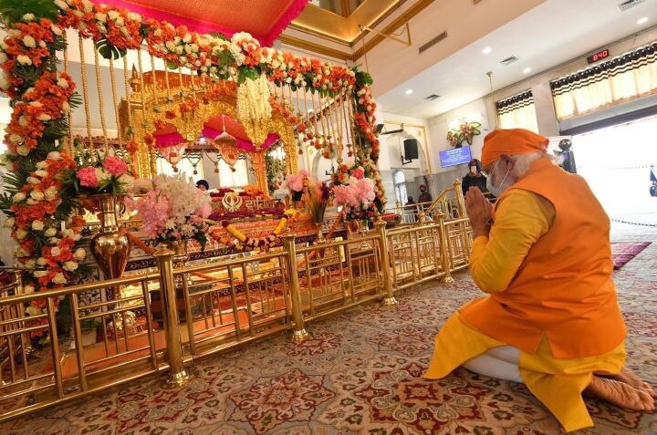 Amid Farmers' Protest, PM Modi Makes Unscheduled Visit To Gurudwara Rakab Ganj Sahib, Pays Tribute To Guru Tegh Bahadur Amid Farmers' Protest, PM Modi Makes Unscheduled Visit To Gurudwara Rakab Ganj Sahib, Pays Tribute To Guru Tegh Bahadur