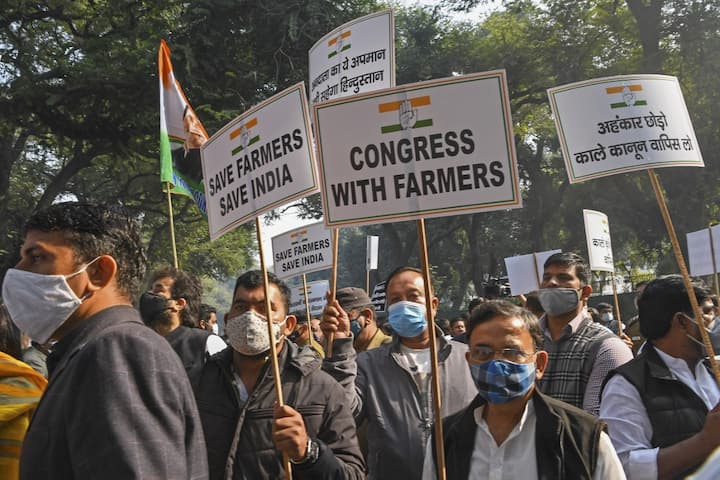 Congress' march to Rashtrapati Bhavan to submit to the President a memorandum containing 2 crore signatures seeking his intervention in farm laws issue, was stopped by Delhi Police. (Photo by Prakash SINGH / AFP)