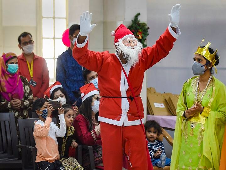 In wake of the recent threat regarding new strain of coronavirus originating in the UK, and the ongoing pandemic situation in the country, Maharashtra govt has urged all 'Christian brothers and sisters' to celebrate Christmas in a simple manner. (Image: PTI)