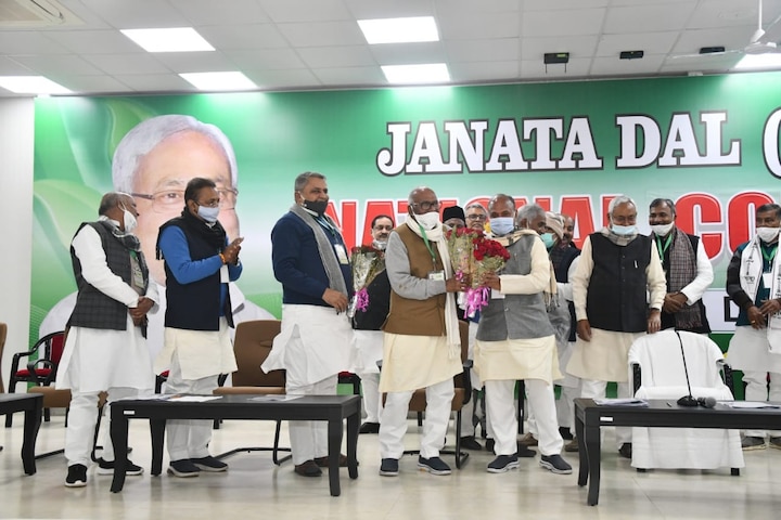 Nitish Kumar Steps Down As JDU President RCP Singh Roped In As Party Chief Amid Tiff With BJP Nitish Kumar Steps Down As JD(U) President; RCP Singh Roped In As Party Chief Amid Tiff With BJP