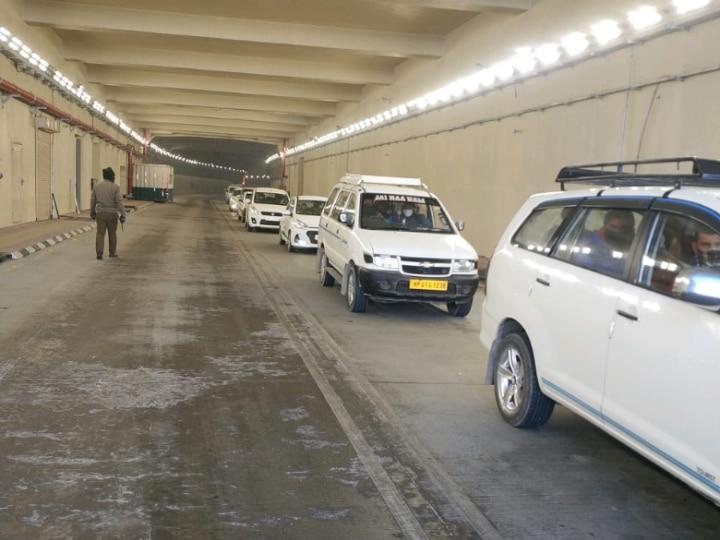 Record 5,000 Vehicles Cross Atal Rohtang Tunnel On Sunday, Tourists Held For Blocking Traffic Over 5,000 Vehicles Cross Atal Tunnel On Sunday; Tourists Arrested For Blocking Traffic