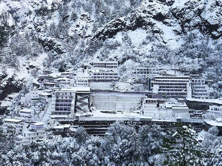 A blanket of snow covers Katra Vaishno Devi town after a fresh snowfall, in Reasi district of Jammu and Kashmir. (Image: PTI)