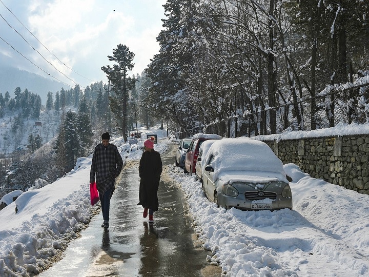 The snowfall ahead of the new year has seen many domestic tourists and locals rushing to Gulmarg and Pahalgam. Gulmarg saw more then 1,200 domestic tourist arrivals on Monday, while over 2,500 locals from various parts of the Valley were also in the skiing resort. The numbers are expected to swell over the next two days. (Image: PTI)
