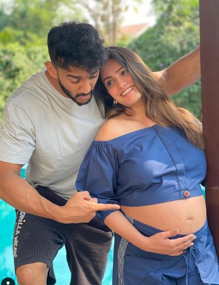 Anita Hassanandani Flaunts Her Baby Bump In A Black SWIMSUIT