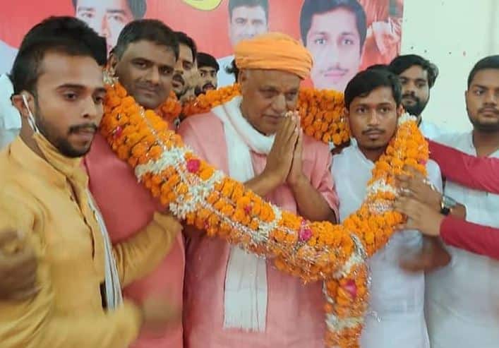 ‘What Recession? People Still Wearing Coats, Jackets Instead Of Kurtas: BJP MP Bharatiya Janata Party MP Virendra Singh Mast, left everyone dumbfounded when he denied recession in country on the grounds that people are still wearing coats and jackets. He claimed that country is not going through a phase of economic recession as people can be seen wearing coats and jackets instead of kurta and dhoti.  He said: 