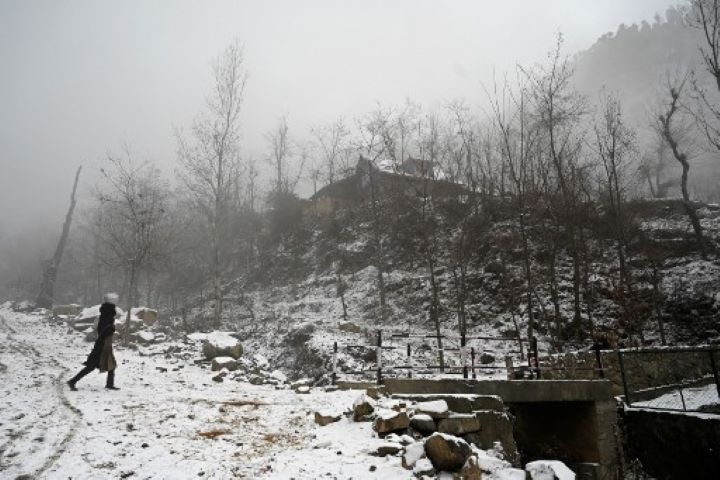 Cold Wave Freezes Kashmir, Srinagar Shudders At Minus 5.9, Drass At Minus 28.3 Degrees Cold Wave Freezes Kashmir, Srinagar Shudders At Minus 5.9, Drass At Minus 28.3 Degrees