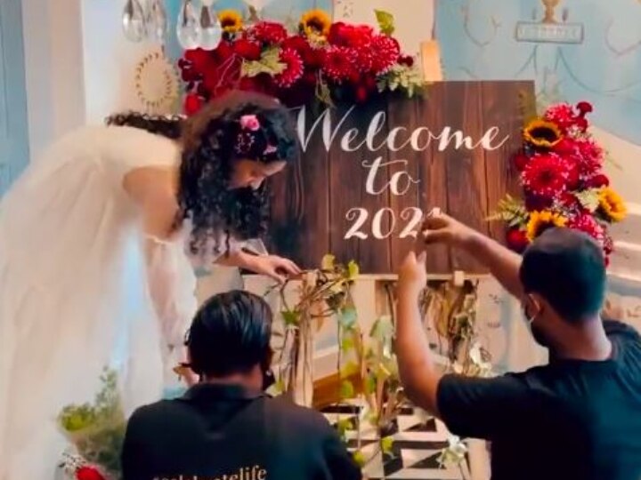 Kangana Ranaut Hosts Brunch For 'Dhaakad' Team, Hopes 2021 Is Good Kangana Ranaut Hosts New Year Brunch For 'Dhaakad' Team, Says 'Looking At You 2021, Be Good'