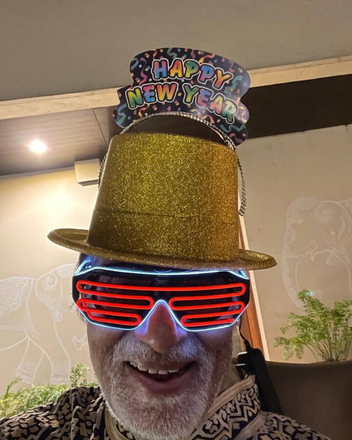 Amitabh Bachchan seemed to be in full party mood. His photo is enough to give us a hint about the fun-filled celebrations. Big B wished his fans on the occasion of New Year 2021. He wrote,